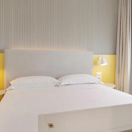 Adesso Hotell 4*